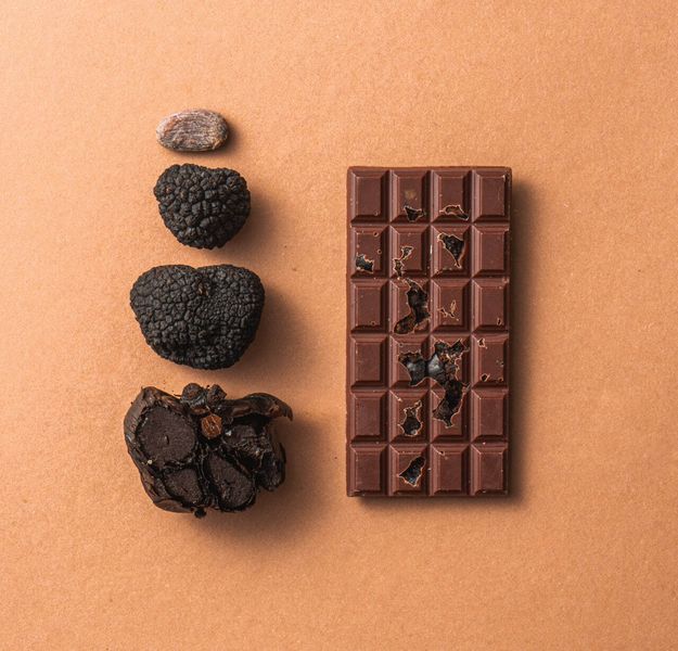 Чорний шоколад з чорним часником та чорним трюфелем 55% 25 гр. 0006 фото