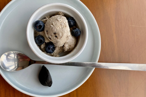Морозиво з чорним часником фото