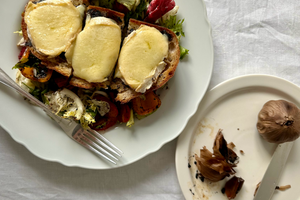 Салат та сирний тост з чорним часником фото
